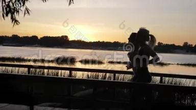 日落时分，两个扎着马尾辫的年轻女人在河边公园里奔跑，美丽的风景，<strong>减肥</strong>，健身<strong>模特</strong>